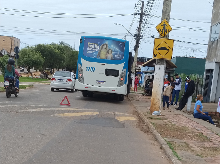 Ônibus da Ricco quebra novamente e deixa usuários na mão no Bairro da Paz