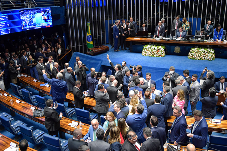 Senado aprova projeto que beneficia Bolsonaro e outros condenados por tentativa de golpe de Estado 