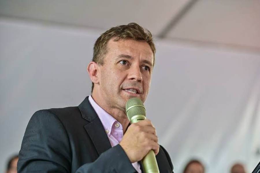 Deputado Eduardo Velloso é alvo da PF por pagar show milionário com emenda Pix