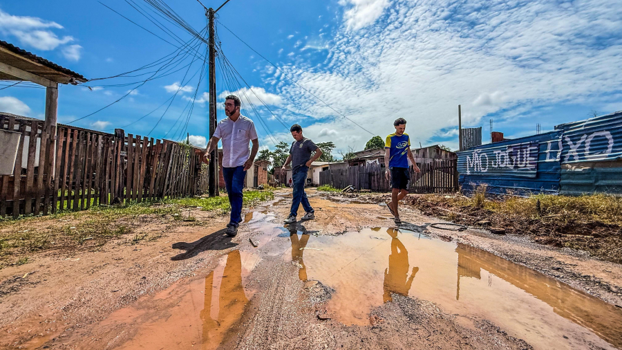 “Prefeitura de uma rua só”: Kamai critica concentração de obras e expõe abandono nos bairros de Rio Branco