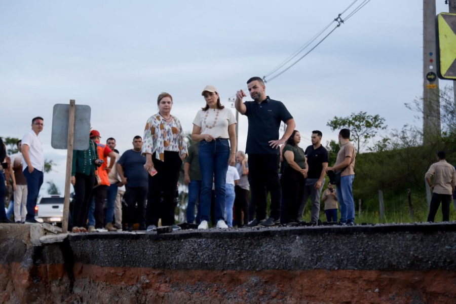 Em Tarauacá, governadora Mailza vistoria trecho de via que desabou e garante celeridade em reparos