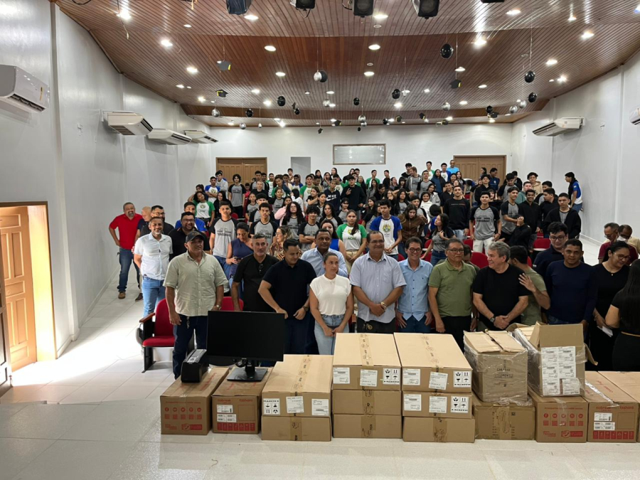 Tanízio Sá reforça atuação em Sena Madureira com entrega de equipamentos para escola pública, fruto de sua emenda parlamentar