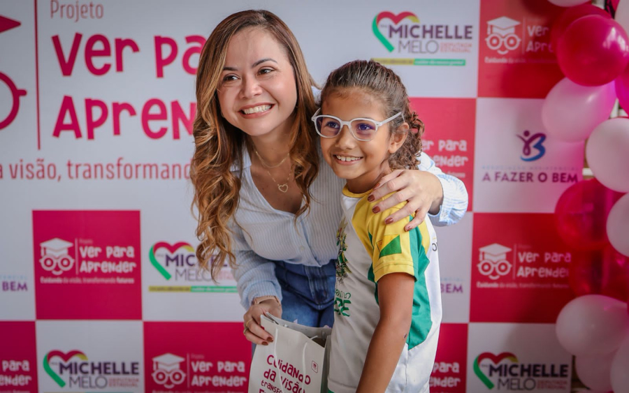 Projeto de deputada Michelle Melo beneficia mais de 80 alunos com entrega gratuita de óculos em Rio Branco