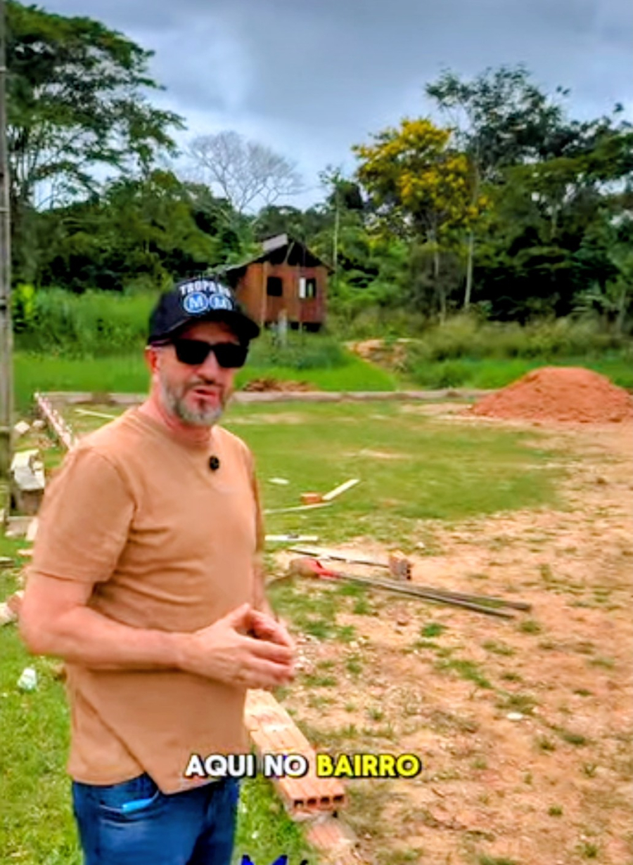 Márcio Mustafá vistoria construção de quadra de areia e agradece 