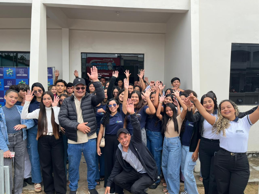 Deputado Tanízio Sá destaca apoio à juventude durante encontro com bolsistas em Manoel Urbano