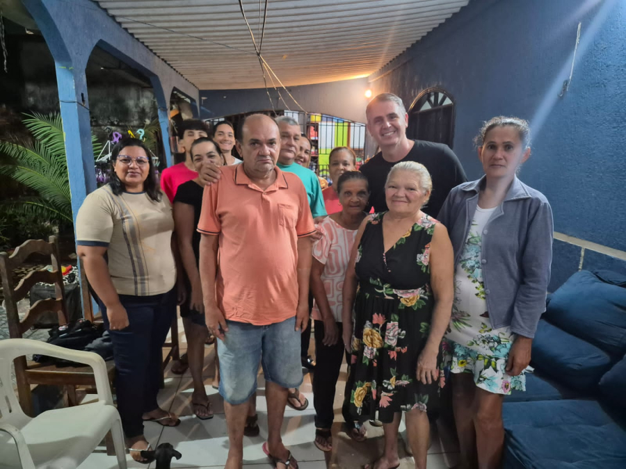 Em noite chuvosa, Marcus Alexandre é recebido com carinho por família nas Placas; destaca trajetória e compromisso com o Acre