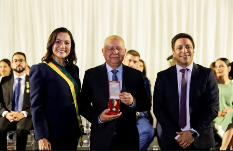 Governadora Mailza Assis entrega ao Pastor Luiz Gonzaga de Lima insígnia Grau de Cavaleiro da Ordem da Estrela, maior honraria do Acre