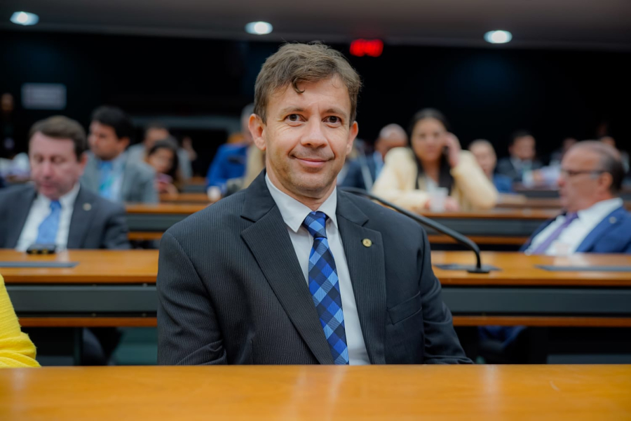 Velloso marca posição por uma cadeira no Senado 