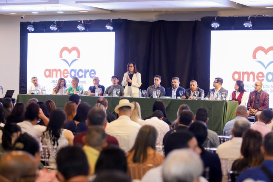 Mailza participa de encontro da Ameacre, reforça compromisso com o fortalecimento das igrejas e das ações sociais e anuncia atração na noite gospel da Expoacre