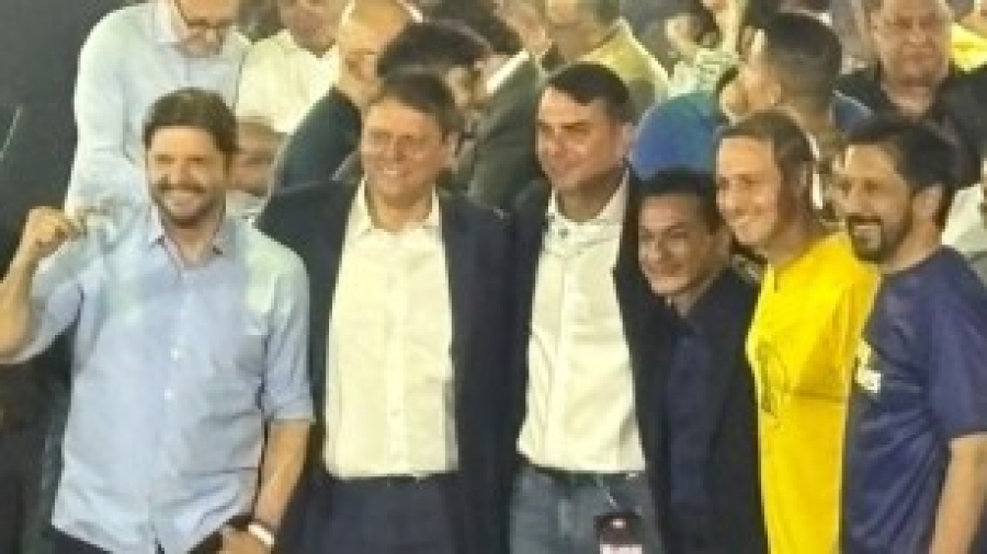 Ao lado de Flávio, Tarcísio é lançado candidato à reeleição em São Paulo e diz que 