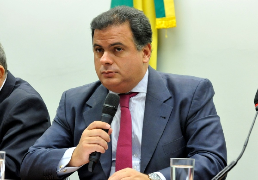Deputado do PL se retrata após subir em palanque de governador petista