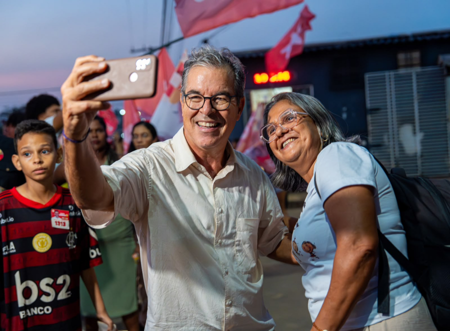 Jorge Viana recebe carinho de moradores durante caminhada no bairro Montanhês