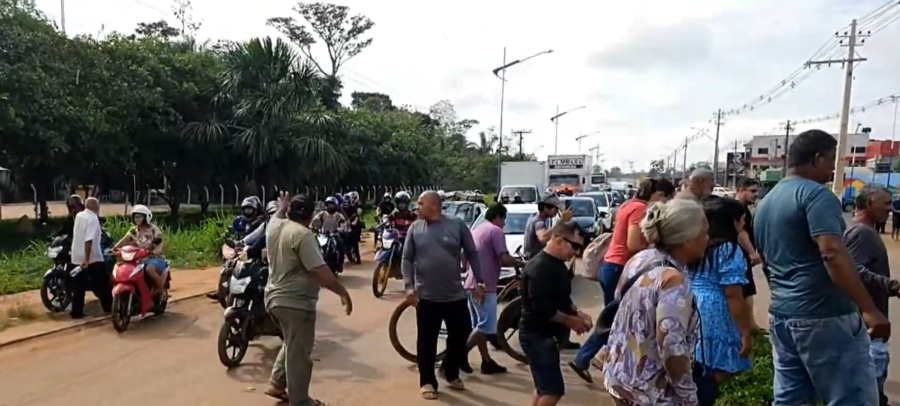 Moradores do Bom Jesus bloqueiam AC-40 e protestam contra a Prefeitura de Rio Branco por melhorias