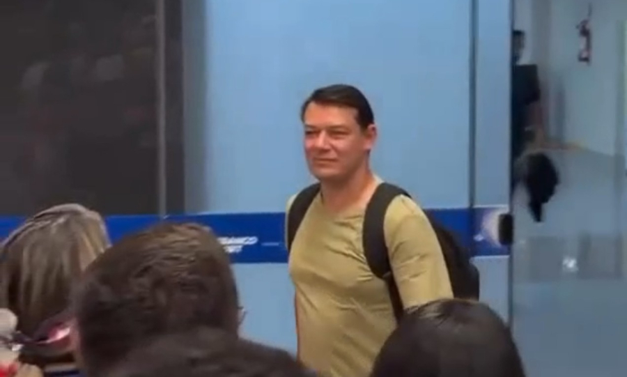 Alan Rick “foge” pelas portas dos fundos e Roberto Duarte fica sem graça ao passar por multidão gritando por Maílza no aeroporto